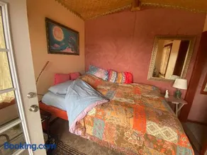 Artsy Cabin on Organic Farm - Image 1