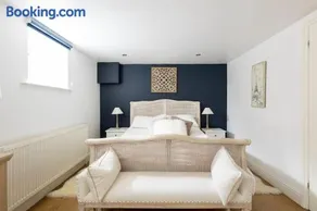 2 double bedroom large modern self contained apartment Free parking - Image 1