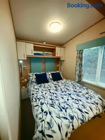 8 birth Diamond rated Caravan, en-suite, with decking at Parkdean resorts, Southview holiday park - Image 3