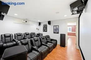 Luxury Family Estate Near PDX, Theater, Sauna & Game Room - Image 5