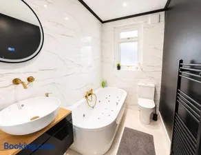 Stylish 2BR House Parking & WiFi Sleeps 6 - Image 5