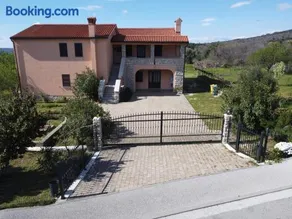 RENATOEMILIA spacious apartment with courtyard - Image 2