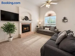 3bedroom- Spacious Open-Concept Home, Near Shops and Dining - Image 1