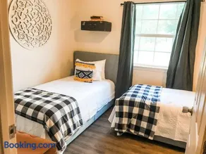 Cute Bleu Bison House -Sleeps 8 1 Block From HU - Image 2