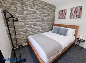 Modern 2 Bedroom Home in Liverpool With Free Parking - Image 5
