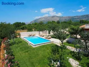 House with a Spacious Garden and Swimming Pool - Image 4