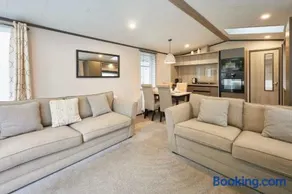 Falconers Lodge with Hot Tub - Image 2
