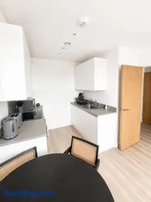 Wonderful apt - 17 mins to central Ldn - long stay - Image 4
