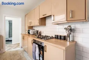 Modern 3-Bed for Families Contractors & Friends - Image 4