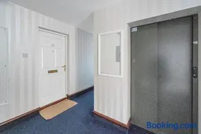 Modern 1BR flat - free parking + lift - Image 5