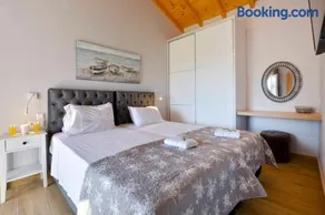 Stylish Privet Poolside Villa - Image 2