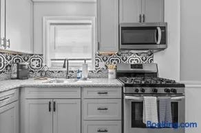 Convenient Apt Close to Downtown - Image 4
