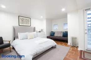 WELL-EQUIPPED STUDIO APT - WALK TO METRO SUBWAY - Image 3