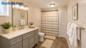 Modern Family Retreat Minutes from MetLife & NYC - Image 4