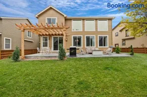 Large Home, Fenced In Back Yard, Cathedral Ceiling - Image 3