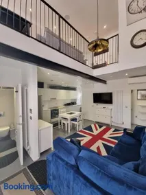 Deluxe Townhouse Zone 1 Brick Lane - Image 1
