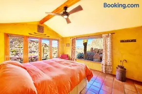 Joshua Tree Oasis I Desert retreat with hot tub, BBQ & backyard trail access - Image 3