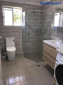 Stay in spacious, homely unit in prestigious area - Image 1