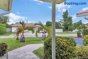 Villa Coastal Cove Sparkling Pool Close to Beach BBQ En-Suite - Image 3