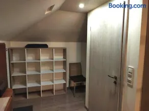 Comfy Attic Near the Airport - Full - Image 4