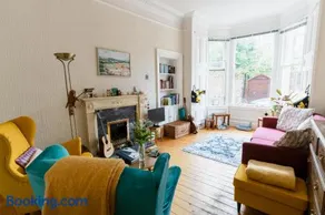 Palm Tree Apartment Period Home with Cat - Image 4