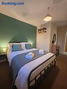 Parkway Court - Two bedroom, two bathroom open plan apartment - Image 2