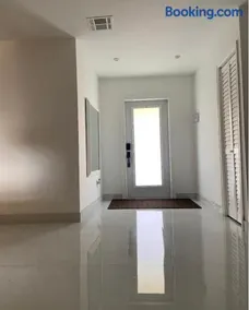 small room with sharing bathroom - Image 1