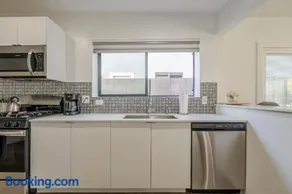 Cheerful PHX Home and Guest House in Central PHX - Image 2