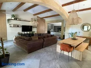Charming house with terrace and wooded garden - Image 2