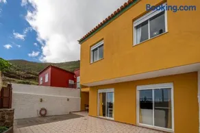 3BR Chalet Valley Moon-Seaviews, Terrace & Parking - Image 3