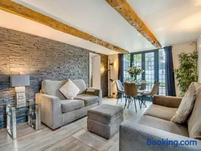 2 bedroom cosy cottage with hot tub in hambrook close to Bristol City Centre - Image 3