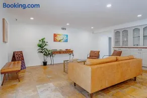 Cozy Home with Pool and Jacuzzi Minutes from Universal Studios - Image 3
