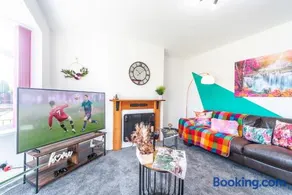 2 Vehicle Private Parking, Aseda 4 Bedroom Game Zone -Pool table, Garden Home - Image 2