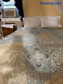 BedRoom with half bathroom - Image 5