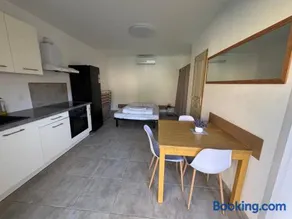 Studio tout équipé à la nuitée ou plus,proche aéroport Bastia - Image 1