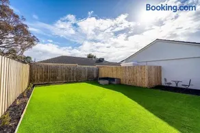A Private Hideaway with Large Backyard and CarParks - Image 4