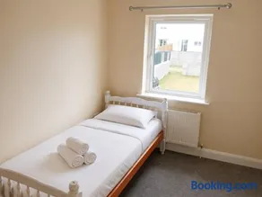 Spacious 3BR House wiz Free Parking WiFi - Image 3