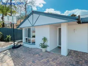 Cheerful 5 Bedroom Holiday Destination - Image 1
