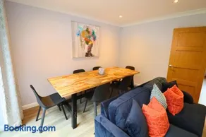 Spacious 5-Bedroom Home with Large Garden in Egham - Image 2