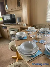 Comfy 2 bed holiday caravan - Image 2