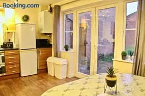 EasyRest House Peterborough - 6 Beds & Private Parking - Easy Location - Access to A1, City Centre & Shops - Image 4
