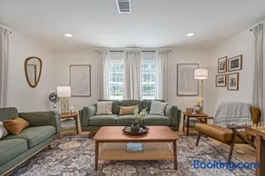 Boutique Cottage near Square and Southwestern, EV Ready - Image 2
