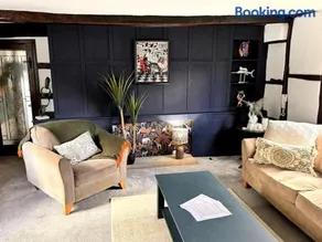 Stylish Tudor Cottage & Hot Tub - Image 3
