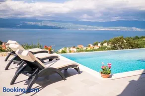 Apartment with a private pool, enchanting view, beach - by Traveler tourist agency ID 2122 - Image 2