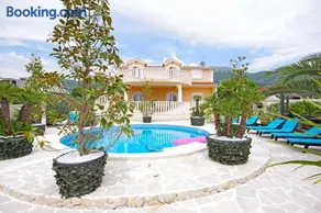 Luxury Six-Bedroom Villa with Heated Pool&Sauna - Image 4