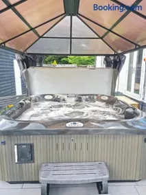 Unique House with Hot Tub jaccuzzi Near Harry Potter,London And Wembley - Image 3