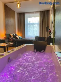 Apartament czarny z jacuzzi - Image 1