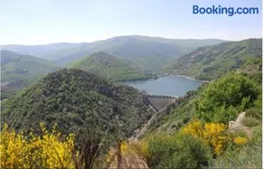 Sur les rochers du lac - Location Cevennes Costa - Image 1