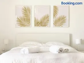 Palm Suite Yellow - Image 1