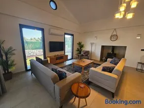 Private Pool Villa with Jacuzzi & Garden - Image 2